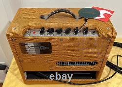 Ampli de guitare à tube Fender Blues Junior PR-295 avec étiquettes attachées.