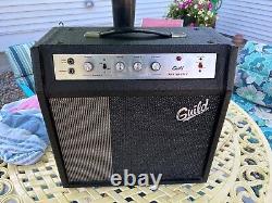 Ampli pour guitare GUILD THUNDER 1 des années 60 avec haut-parleur de 10 pouces, 12 watts et tubes Mullard en excellent état.