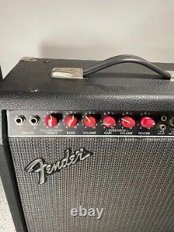 Amplificateur de guitare Fender Champ 12 avec bouton rouge des années 80-90, en bon état, haut-parleur d'origine.