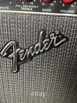 Amplificateur de guitare Fender Champ 12 avec bouton rouge des années 80-90, en bon état, haut-parleur d'origine.