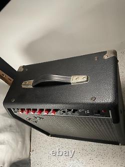 Amplificateur de guitare Fender Champ 12 avec bouton rouge des années 80-90, en bon état, haut-parleur d'origine.