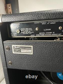 Amplificateur de guitare Fender Champ 12 avec bouton rouge des années 80-90, en bon état, haut-parleur d'origine.