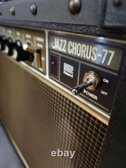 Amplificateur de guitare ROLAND JC-77 JAZZ CHORUS 77 de 65W avec haut-parleur robuste de haute qualité.