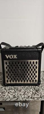 Amplificateur de guitare Vox Da5 avec cordon d'alimentation original testé, fonctionne très bien, nécessite des piles.