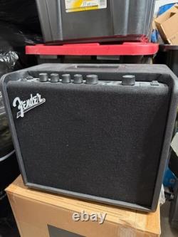 Fender Mustang LT25 25W 1x8 ampli de guitare à modélisation noir + boîte, câble, médiators, en l’état