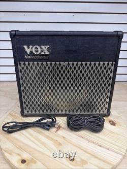 Vox Valvetronix AD30VT ampli combo guitare 30 W testé avec cordon d’alimentation et câble auxiliaire d’origine